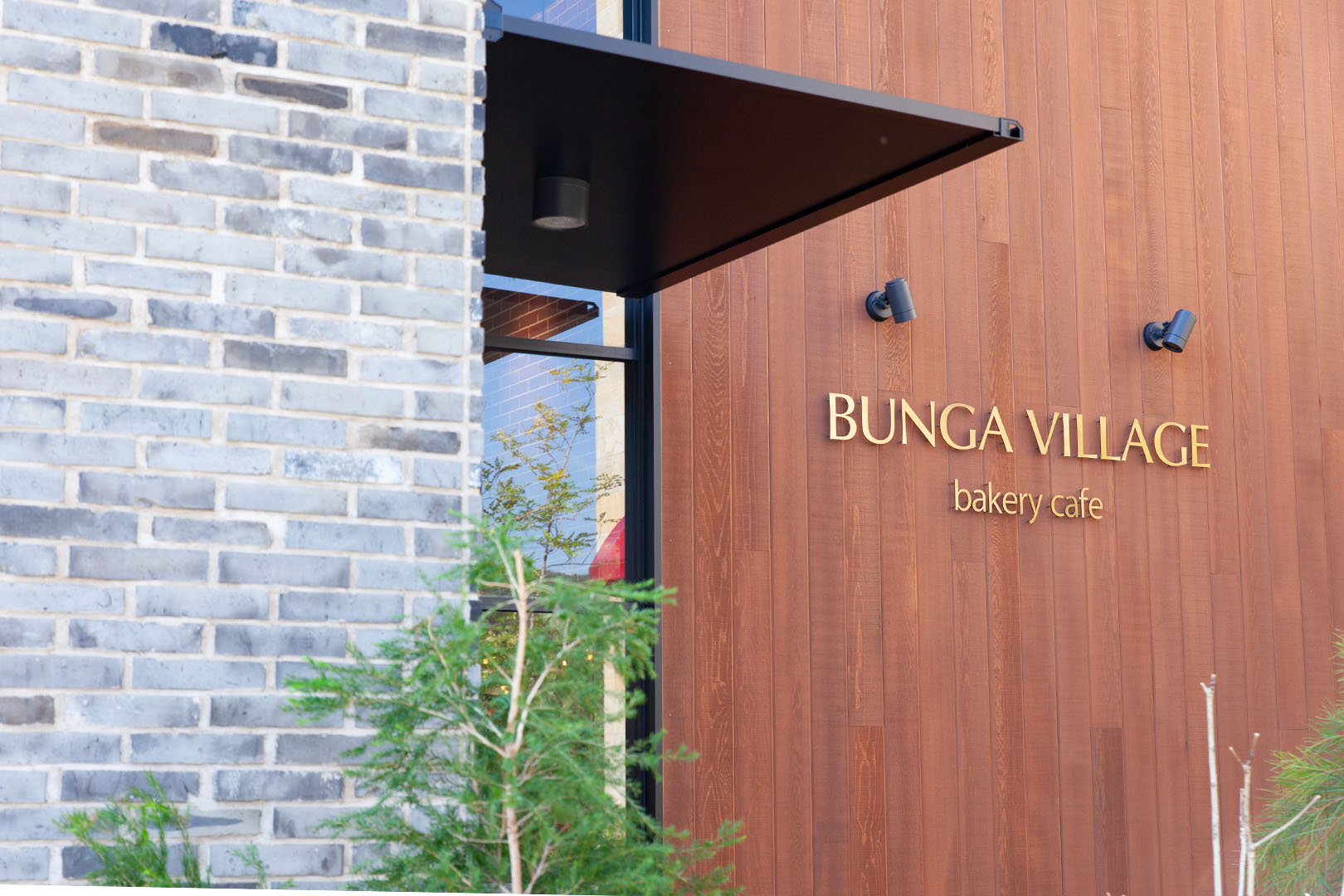 伝統と新しさが交差する店舗デザイン：BUNGA VILLAGE ベーカリーカフェ＆レストラン